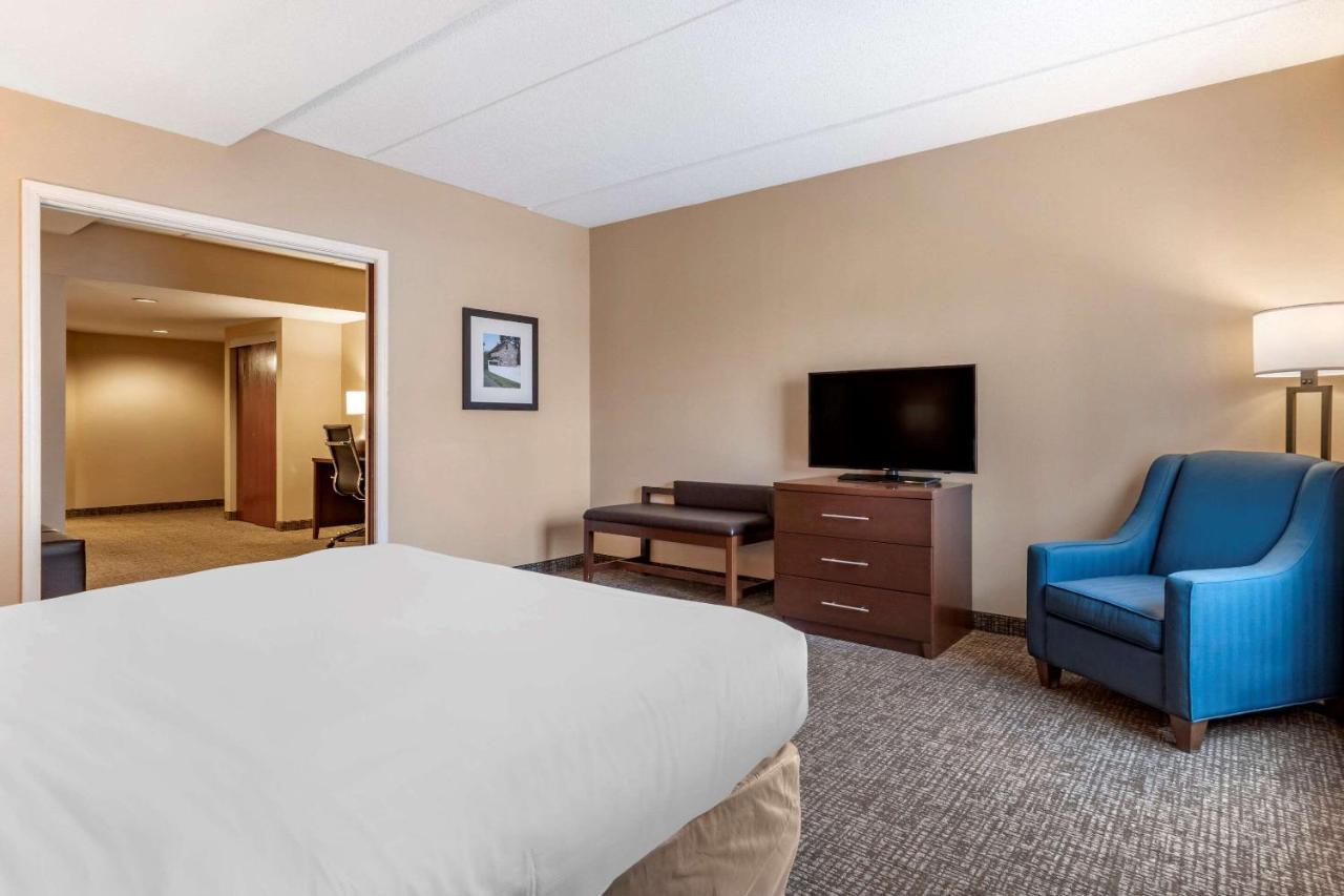 Comfort Suites Downtown Carlisle Bagian luar foto