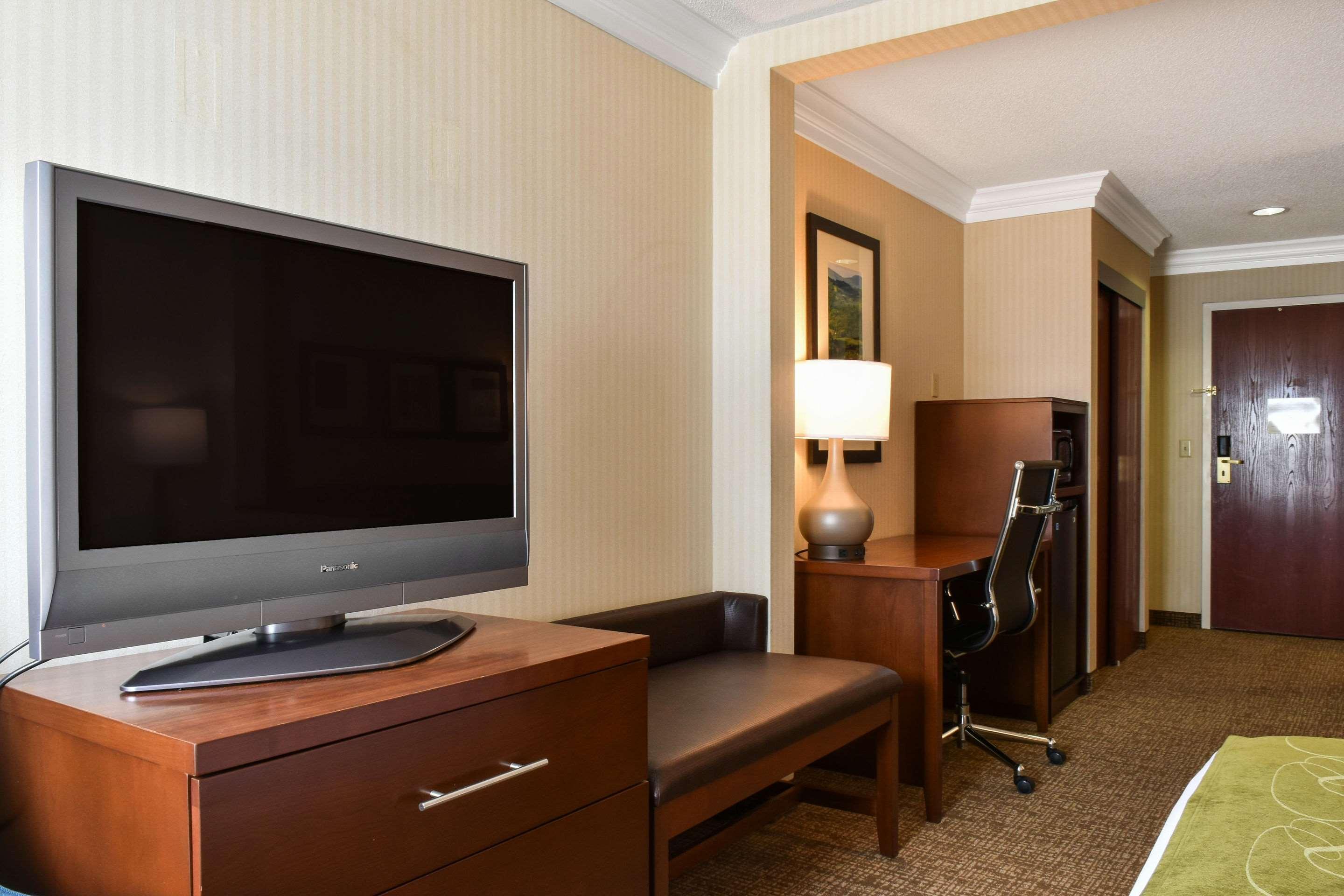 Comfort Suites Downtown Carlisle Bagian luar foto