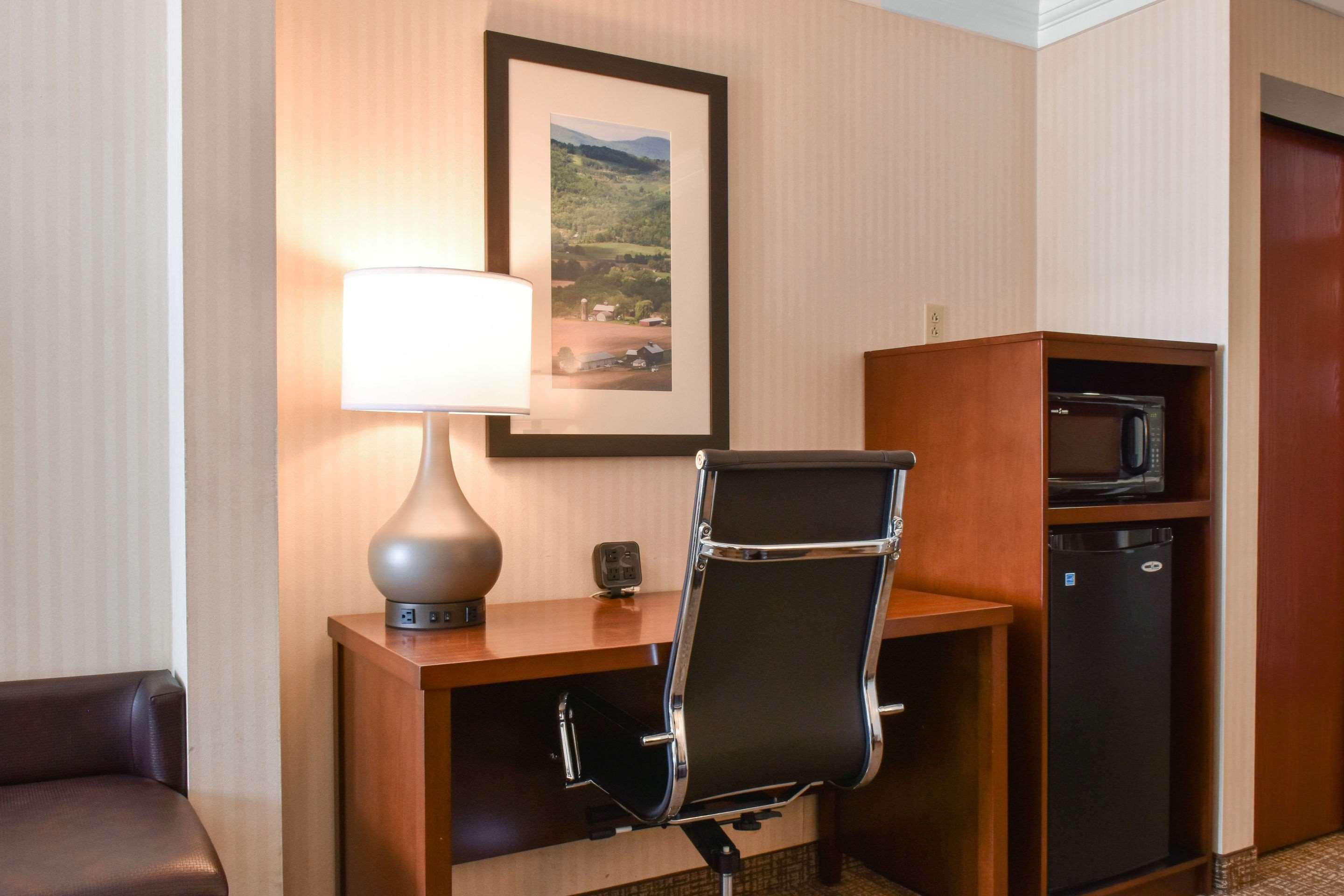 Comfort Suites Downtown Carlisle Bagian luar foto
